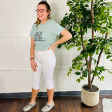 Load image into Gallery viewer, Judy Blue Mid Rise White Capris
